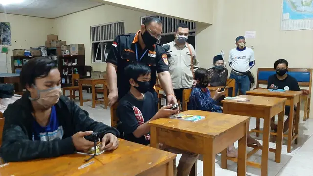 Siswa MTs Pakis, Cilongok, Banyumas menguji coba belajar jarak jauh dengan handy talky atau HT. (Liputan6.com/ORARI Banyumas)
