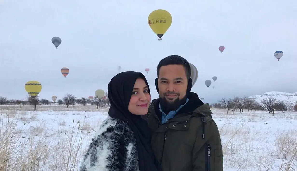 Kesulitan sang istri yang sedang hamil anak ketiga untuk menunduk, Teuku Wisnu pun terlihat dengan sabar merapikan tali sepatu istrinya. (Instagram/teukuwisnu)
