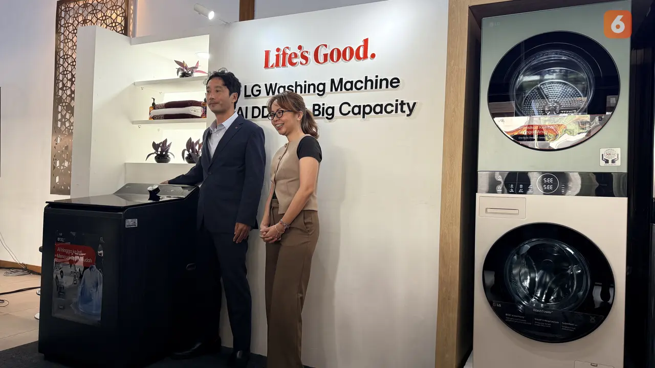 Head of Product Marketing Living Home Appliance Solution LG Electronics Indonesia, Ratih Nadiah bersama Product Director Living Home Appliance Solution LG Electronics Indonesia., Kim Nack Sun. Liputan6.com/Iskandar