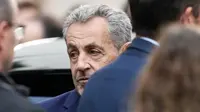 Mantan Presiden Prancis Nicolas Sarkozy terlihat sebelum naik ke mobil polisi di Paris, Selasa (21/10/2025), saat akan dibawa ke penjara untuk menjalani hukuman atas kasus konspirasi pendanaan kampanye presiden 2007. (Dok. AP Photo/Thibault Camus)&nbsp;