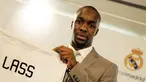 New Real Madrid soccer player Lassana Diarra of France is pictured during his presentation at the Santiago Bernabeu Stadium, on December 22, 2008 in Madrid. AFP PHOTO / PEDRO ARMESTRE 