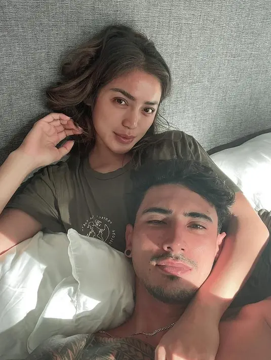 <p>Semenjak menikah dengan Vincent, kehidupan Jessica tampak mulus-mulus saja. Terlebih, mereka baru saja berbahagia dengan kehadiran anak kedua Jessica. (Instagram/inijedar)</p>