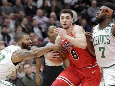 Pebasket Chicago Bulls, Zach LaVine, berusaha melewati pebasket Boston Celtics, Marcus Morris, pada laga NBA di Stadion United Center, Selasa (6/3/2018). Celtics menang 105-89 atas Bulls. (AP/Charles Rex Arbogast)