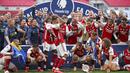 Ekspresi para pemain Arsenal ketika Piala FA terjatuh saat perayaan gelar juara di Stadion Wembley, London, Minggu (2/8/2020). Arsenal menjadi Juara Piala FA setelah menaklukkan Chelsea dengan skor 2-1. (Adam Davy/Pool via AP)