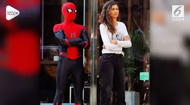 Tom Holland pamer kostum terbaru Spider-Man melalui akun Instagramnya. Tom baru saja menyelesaikan proses syuting film Spider-Man yang terbaru.