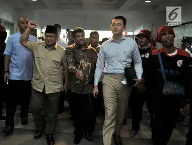 Calon Presiden nomor urut 02 Prabowo Subianto didampingi Presiden Konfederasi Serikat Pekerja Indonesia (KSPI) Said Iqbal saat tiba untuk menghadiri peringatan HUT ke-20 KSPI di Jakarta, Rabu (6/2). (Merdeka.com/Iqbal S. Nugroho)
