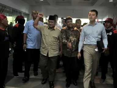 Calon Presiden nomor urut 02 Prabowo Subianto didampingi Presiden Konfederasi Serikat Pekerja Indonesia (KSPI) Said Iqbal saat tiba untuk menghadiri peringatan HUT ke-20 KSPI di Jakarta, Rabu (6/2). (Merdeka.com/Iqbal S. Nugroho)