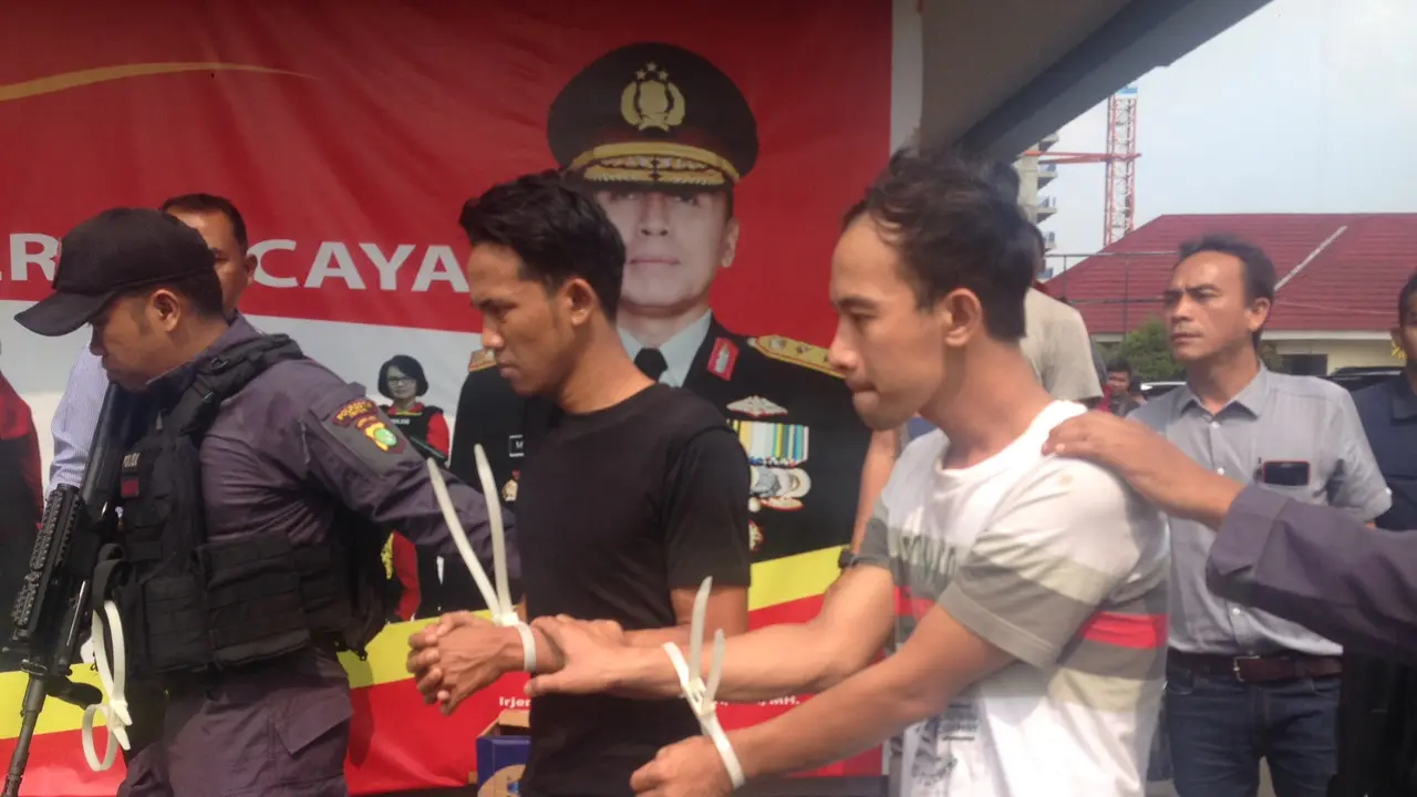 Polisi meringkus Adison, (21), dan Indra Winata (28) komplotan perampok bermodus mengganjal mesin Anjungan Tunai Mandiri (ATM). 