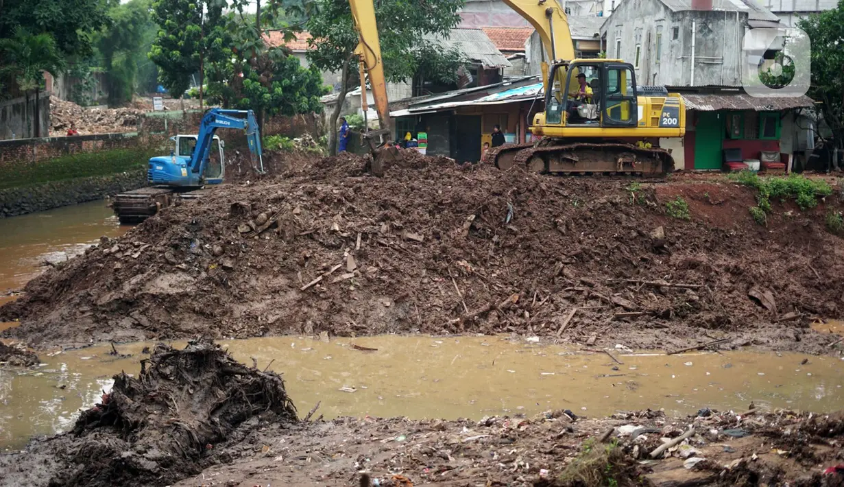 Petugas menggunakan alat berat untuk mengeruk lumpur serta memperlebar aliran Kali Krukut di kawasan Kemang, Jakarta, Selasa (10/11/2020). Pelebaran serta pengerukan tersebut bertujuan untuk memperlancar aliran air yang kerap menimbulkan banjir setiap hujan deras. (Liputan6.com/Immanuel Antonius)