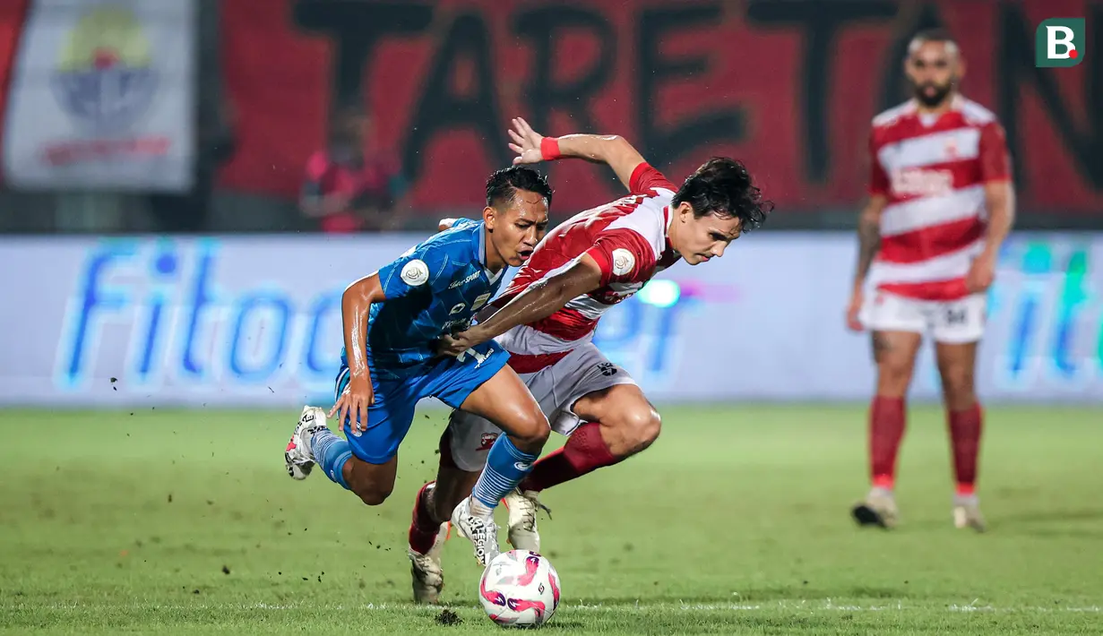 Gelandang Persib Bandung, Beckham Putra (kiri) berebut bola dengan bek Madura United, Jacob Mahler pada laga leg kedua final Championship Series BRI Liga 1 2023/2024 di Stadion Gelora Bangkalan, Madura, Jumat (31/5/2024). (Bola.com/Bagaskara Lazuardi)