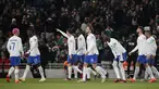 Bek Prancis, Benjamin Pavard (ketiga kiri) berselebrasi dengan rekan setimnya setelah mencetak gol ke gawang Irlandia di menit ke-50 pada pertandingan kualifikasi grup B UEFA Euro 2024 di Stadion Aviva di Dublin, Irlandia, Selasa, 28 Maret 2023. (AP Photo/Peter Morrison)