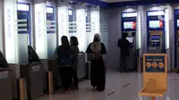 Nasabah melakukan transaksi di gerai ATM, Tangerang, Banten, Kamis (4/11/2021). Layanan BI-Fast Payment bakal menggantikan Sistem Kliring Nasional Bank Indonesia (SKNBI) yang selama ini dipakai untuk mewadahi transaksi antarbank. (Liputan6.com/Angga Yuniar)