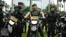 Kasdam Jaya, Brigjen TNI Ibnu Triwidodo (tengah) memeriksa kesiapan kendaraan pasukan saat Apel Operasi Pengamanan VVIP KTT Luar Biasa OKI 2016 di Makodam Jaya, Jakarta, Kamis (25/2/2016). (Liputan6.com/Helmi Fithriansyah)