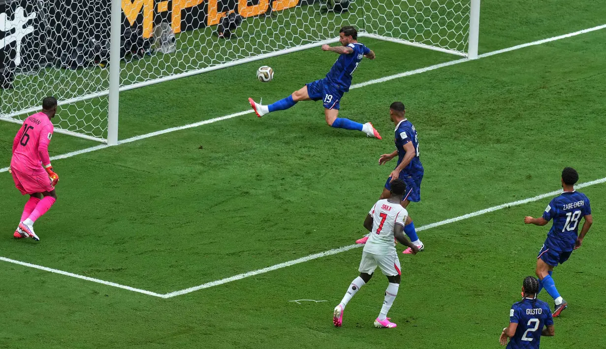 Pemain Inggris Bukayo Saka mencetak gol ketiga mereka melewati pemain Prancis Theo Hernandez , kiper Mike Maignan, dan Desire Doue selama pertandingan sepak bola perebutan tempat ketiga Piala Dunia antara Prancis dan Inggris di Miami Gardens, Florida, Sabtu, 18 Juli 2026. (AP Photo/Marta Lavandier)