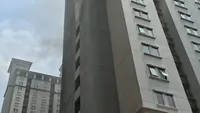 4 Jam Sudah Kebakaran di Apartemen Mediterania Jakbar: Sejumlah Penghuni Dilarikan ke Rumah Sakit