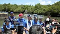 Menteri Koordinator Bidang Infrastruktur dan Pembangunan Kewilayahan, Agus Harimurti Yudhoyono (AHY),meninjau langsung progres proyek breakwater di Pantai Kuta bersama perwakilan Kementerian Pekerjaan Umum, pada Senin (13/10/2025). (Dok Kemenkoinfra)&nbsp;