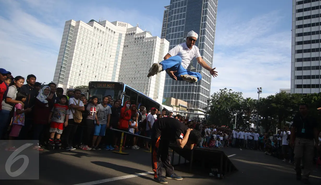Atraksi sepatu roda yang melompati seorang pria saat pelaksanaan HBKB di Jakarta, Minggu (12/3). Kegiatan ini bertujuan untuk mengkampanyekan anti narkoba kepada masyarakat pengunjng. (Liputan6.com/Immanuel Antonius)