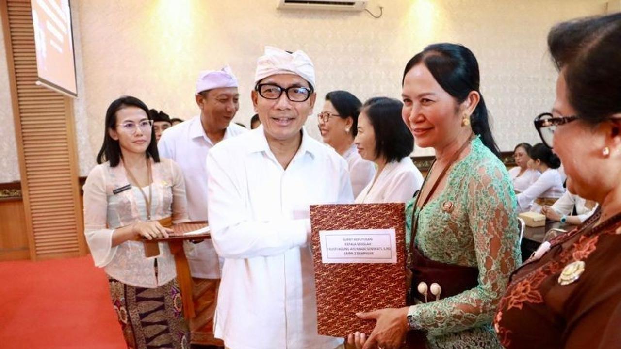 Sekda Denpasar Serahkan SK 41 Kepala Sekolah, Perkuat Mutu Pendidikan