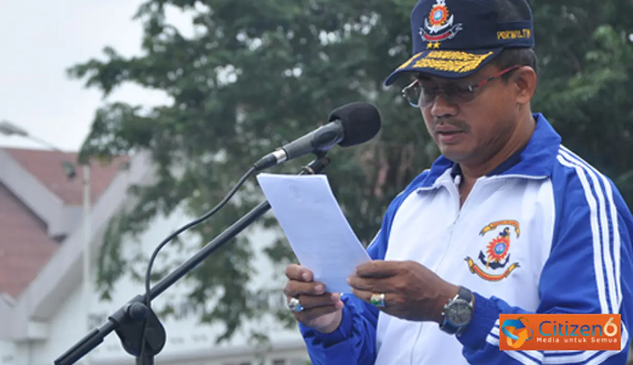 Citizen6, Surabaya: Dankobangdikal Laksda TNI Sadiman, melepas 142 atlet untuk mengikuti Pekan Olahraga Wilayah Timur (Porwiltim) TNI AL 2012 di Lapangan Moeljadi, Kesatrian Bumimoro, Kobangdikal, Surabaya, Jumat (1/6). (Pengirim: Penkobangdikal)
