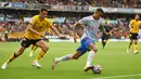 Bek Wolverhampton Wanderers Max Kilman (kiri) menantang striker Manchester United (MU) Mason Greenwood pada match day ketiga Liga Inggris di Stadion Molineux, Minggu (29/8/2021). MU menang tipis 1-0 lewat gol Mason Greenwood. (Oli SCARFF/AFP)