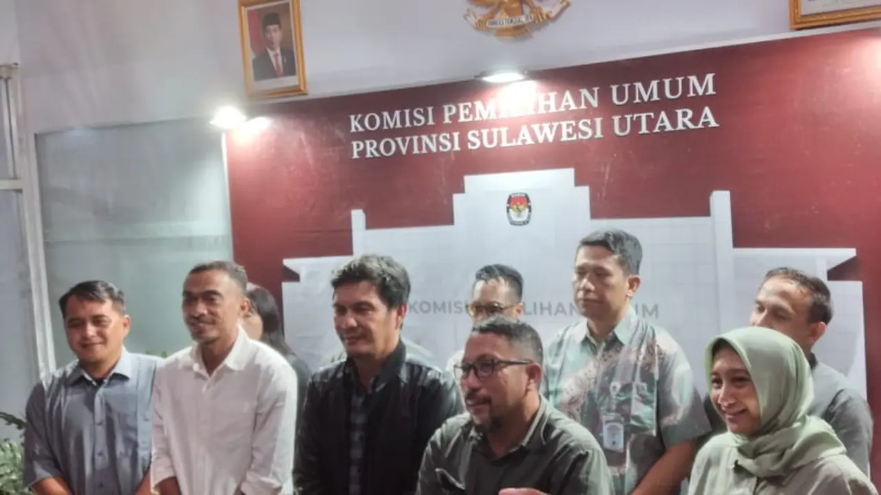 Kenly Poluan didampingi 3 anggota KPU Sulut Lanny Ointu, Salman Sahelangi, dan Awaludin Umbola serta Ketua KPU Kota Manado Ferley B Kaparang, dan PPK Kecamatan Wenang, pada Jumat (15/2/2024) malam.