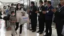 Wisatawan China tiba di Bandara Internasional Suvarnabhumi di provinsi Samut Prakarn, Thailand, Senin (9/1/2023). Thailand berharap dapat menerima sejumlah besar pengunjung dari China lagi setelah Beijing melonggarkan pembatasan perjalanan pada hari Minggu. (AP Photo/Sakchai Lalit)