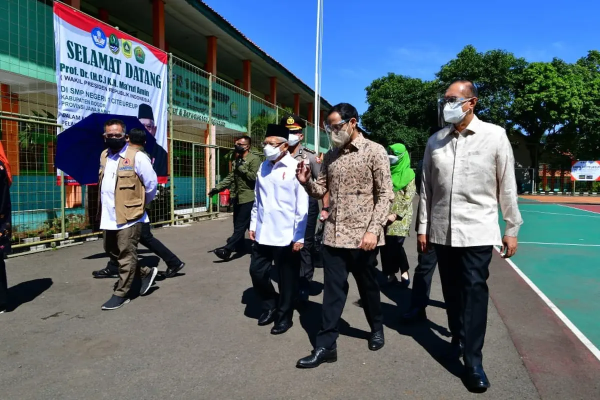 Wakil Presiden Ma'ruf Amin meninjau PTM terbatas di Kabupaten Bogor.