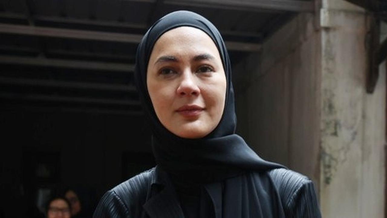 Datang dengan Mata Sembab, Paula Verhoeven Masih Syok Tak Sangka Papa Mertua Johnny Wong Meninggal Dunia