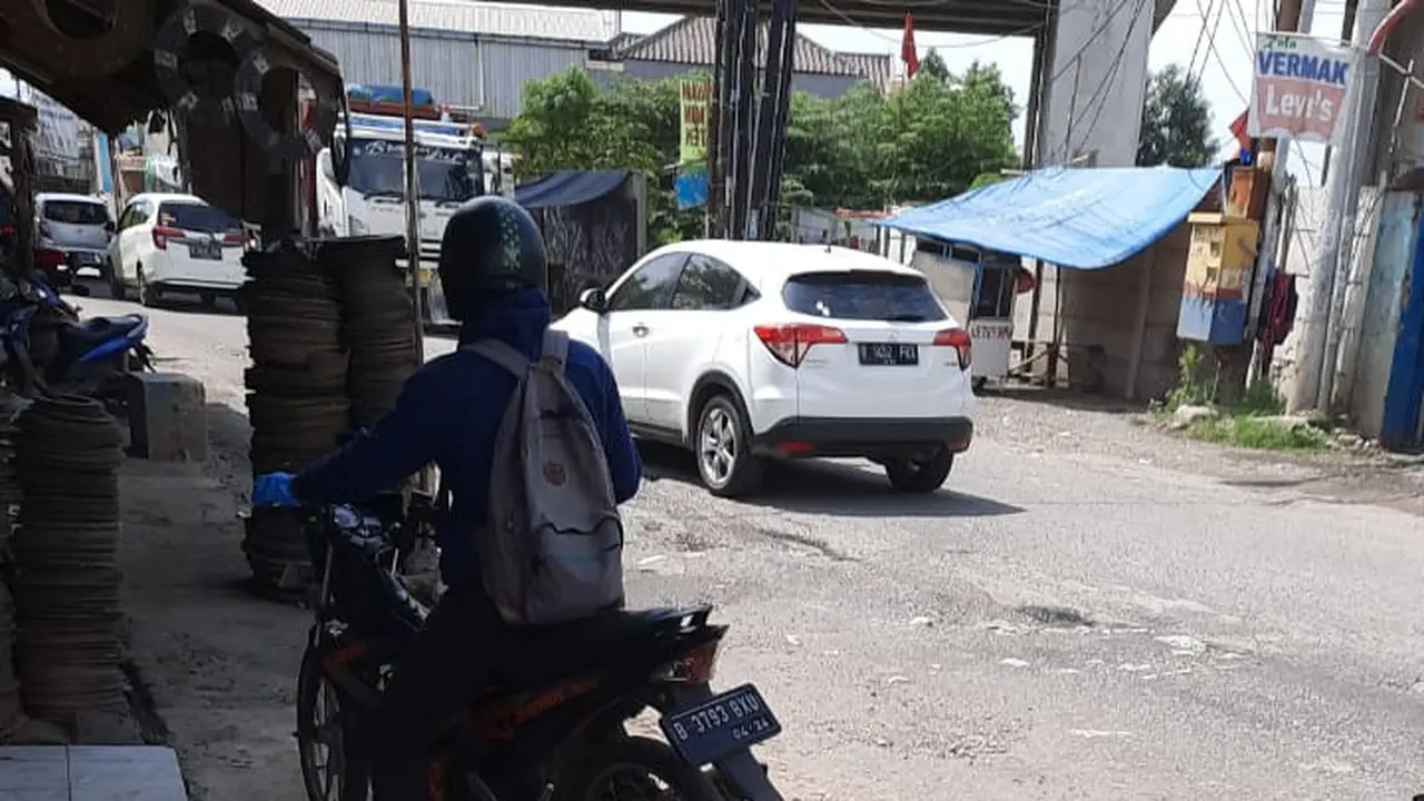 Suasana di kawasan Cikarang Utara, Bekasi di hari kedua penerapan PSBB corona