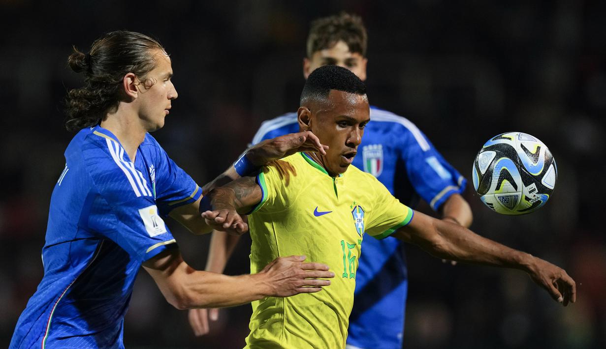 Gelandang Timnas Brasil U-20, Marquinhos (kanan) berebut bola dengan bek Timnas Italia U-20, Daniele Ghilardi pada laga Grup D Piala Dunia U-20 2023 di Malvinas Argentinas Stadium, Mendoza, Argentina, Minggu (21/5/2023). (AP Photo/Natacha Pisarenko)