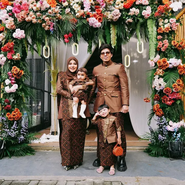 6 Gaya Kompak Dua Bayi Gemas Ameena dan Azura Pakai Kebaya Janggan di Acara Tedak Siten, Bak Jeng Yah Gadis Kretek Versi Mini