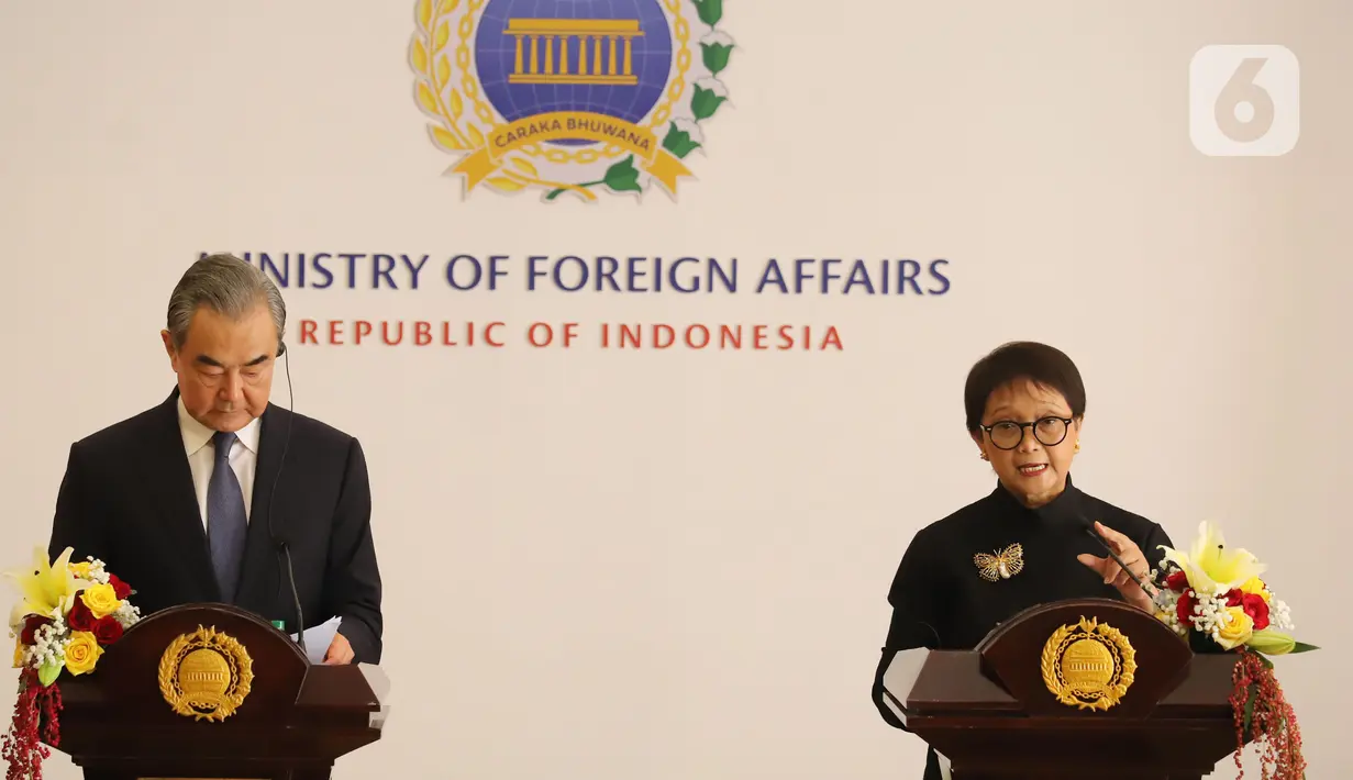 Menteri Luar Negeri Retno Marsudi (kanan) bersama Menteri Luar Negeri China Wang Yi (kiri) memberikan keterangan pers seusai melakukan pertemuan bilateral di Kantor Kementerian Luar Negeri, Jakarta, Kamis (18/4/2024). (merdeka.com/Imam Buhori)
