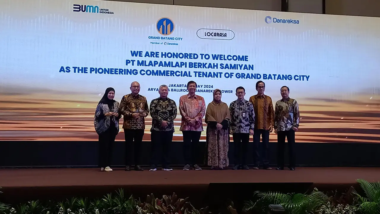 Direktur Umum PT Kawasan Industri Terpadu Batang, Ngurah Wirawan, berfoto bersama setelah penandatanganan kontrak investasi. (Liputan6.com/Muhammad Jibril Razky Kamal)