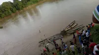Warga melakukan pencarian bocah SD yang diduga dimangsa buaya ganas sungai Batanghari, Jambi (Bangun Santoso/Liputan6.com)