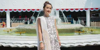 Tak hanya di acara formal, Widi Mulia juga kerap mengenakan kain dan kebaya dikesehariannya. [Foto: Instagram/widimulia]