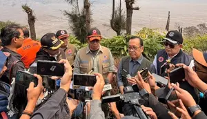 Pratikno Turun Langsung ke Bromo, Ungkap Strategi Padamkan Api