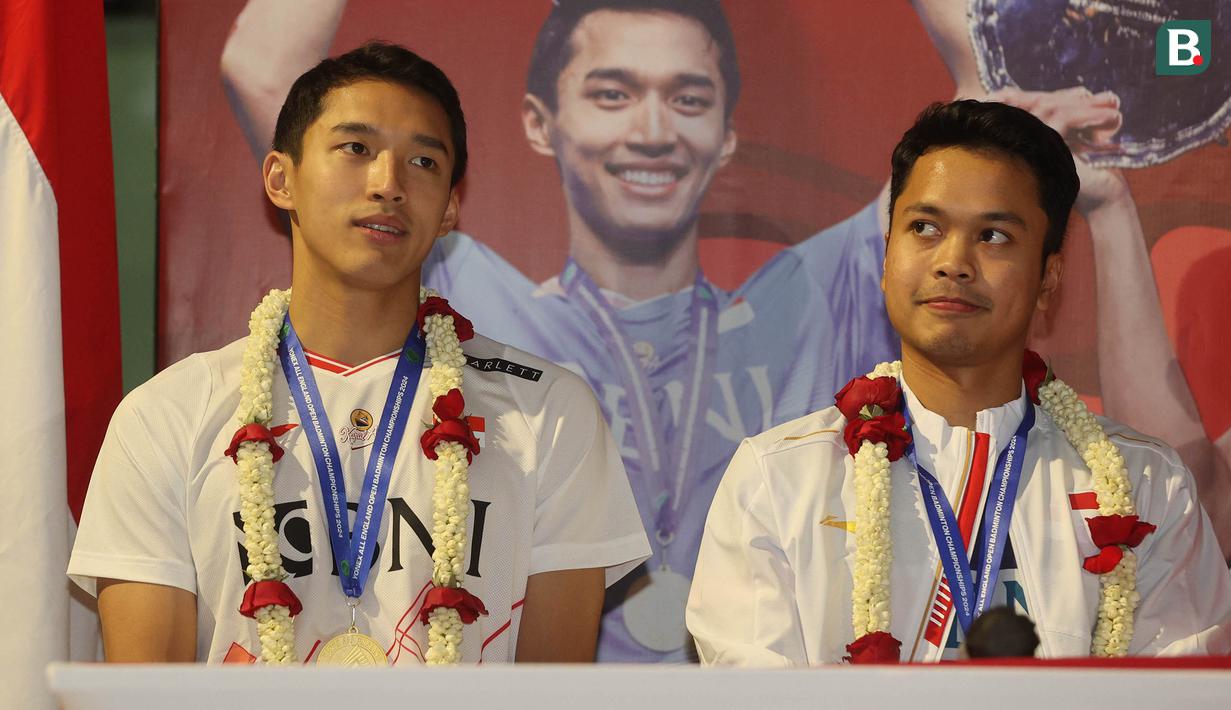 <p>Juara tunggal putra All England 2024, Jonatan Christie (kiri) bersama runner-up tunggal putra, Anthony Sinisuka Ginting saat acara penyambutan para juara All England 2024 di Terminal 3 Bandara Soekarno Hatta, Tangerang, Banten, Senin (18/3/2024) malam WIB. (Bola.com/M Iqbal Ichsan)</p>