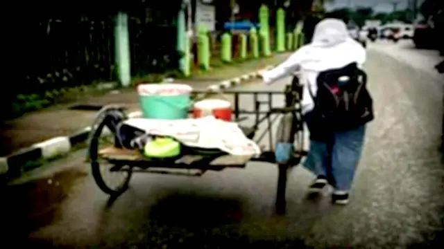 Kisah Gadis SMA Menuntun Gerobak Bikin Haru Netizen