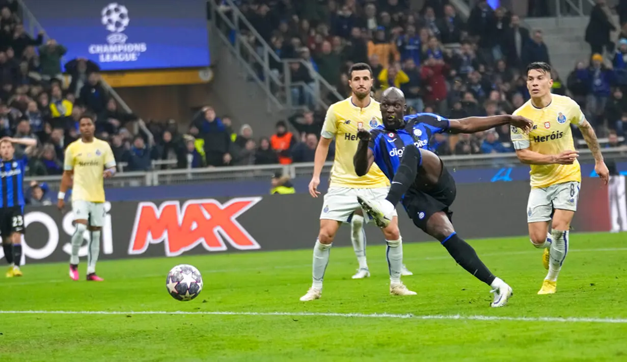 Pemain Inter Milan Romelu Lukaku (kedua kanan) mencetak gol ke gawang Porto pada pertandingan sepak bola leg pertama babak 16 besar Liga Champions di Stadion San Siro, Milan, Italia, 22 Februari 2023. Inter Milan mengalahkan Porto dengan skor 1-0. (AP Photo/Luca Bruno)