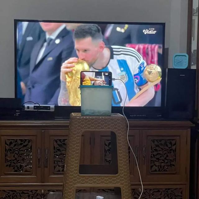 6 Alih Fungsi Kursi Plastik Ini Bikin Tepuk Jidat, dari