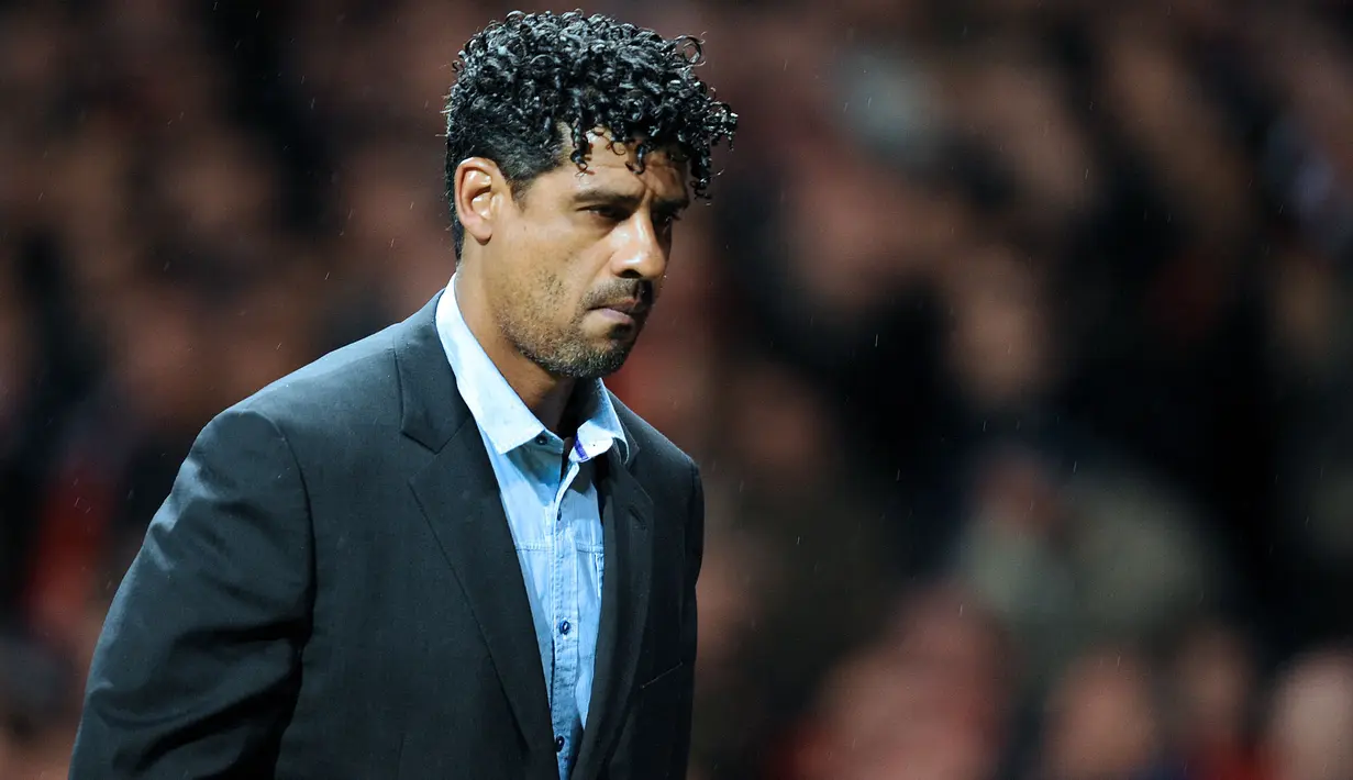 Barcelona menunjuk Frank Rijkaard sebagai pelatih baru pada 2003. Sempat diragukan, pria asal Belanda tersebut berhasil mempersembahkan gelar Liga Spanyol berturut-turut pada 2004/2005 dan 2005/2006. Ia bahkan mampu memberikan trofi Liga Champions kedua untuk Blaugrana. Sayang, kariernya harus berakhir pada 2008 usai gagal membawa gelar La Liga dan Liga Champions usai kalah dari Real Madrid dan Manchester United. (AFP/Andrew Yates)
