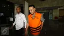 Tersangka Fahmi Darmawansyah tertunduk lesu usai menjalani pemeriksaan di KPK, Jakarta, Selasa (31/1). Direktur Utama PT. MTI tersebut diperiksa sebagai tersangka kasus suap proyek pengadaan alat satelit monitoring di Bakamla. (Liputan6.com/Helmi Afandi)