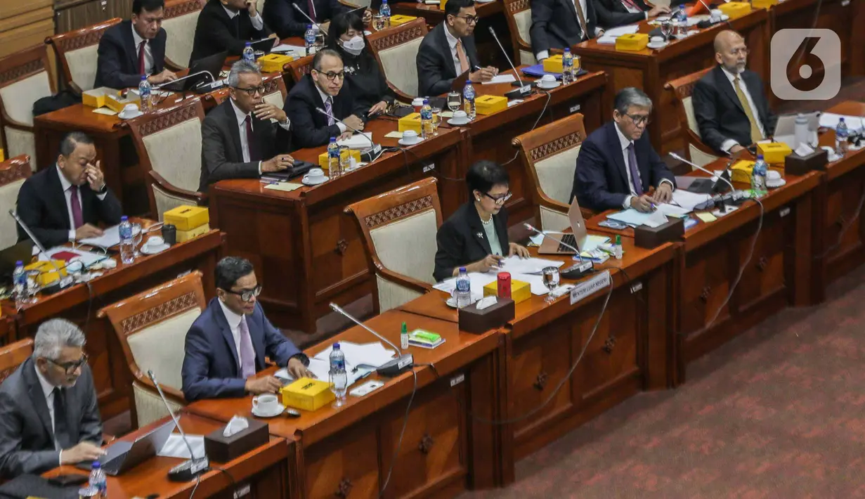 Menteri Luar Negeri, Retno Marsudi (tengah-depan) saat menyampaikan paparan dalam rapat kerja dengan Komisi I DPR di Komplek Parlemen, Senayan, Jakarta, Kamis (31/8/2023). (Liputan6.com/Faizal Fanani)