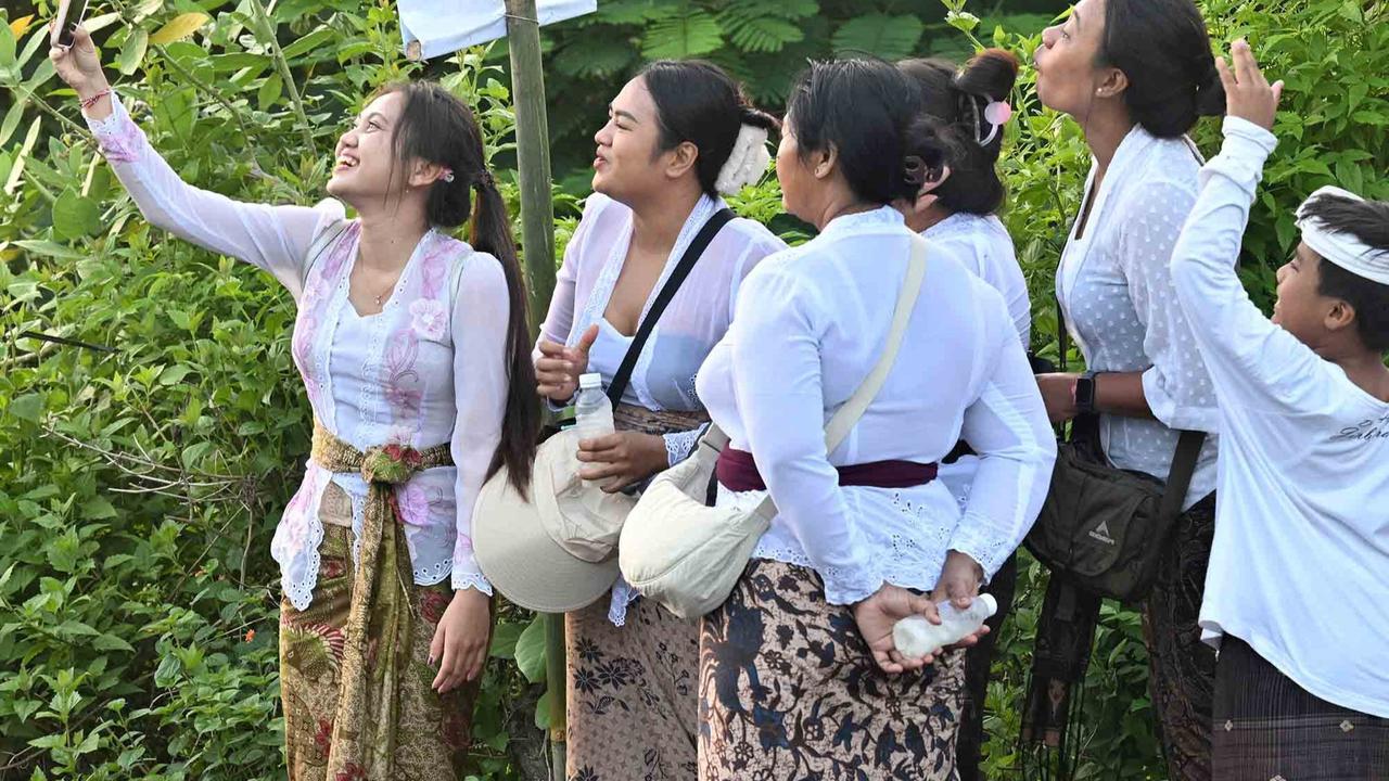 FOTO: Penampakan Ribuan Umat Hindu Berjalan Kaki sepanjang 15 KM menuju Pura Uluwatu Bali