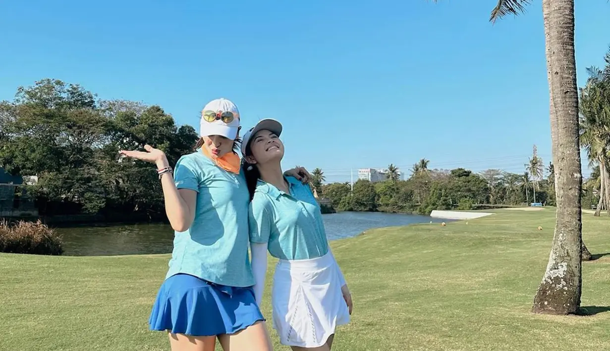 Olahraga golf, memang menjadi sebuah olahraga yang populer di kalangan para selebriti. Sebuah olahraga dengan perlengkapan yang dibanderol dengan harga cuku mahal ini memang memberikan sensasi kesenangan dalam menjalaninya. (Liputan6.com/IG/@yorikooangln_)