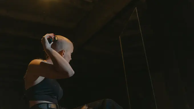 ilustrasi memotong potong rambut sendiri