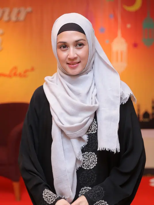 Seringnya ditelpon oleh istri yang menanyakan kapan pulang saat sedang ditempat kerja, Gathan lantas memberikan izin pada istrinya kembali menjalani syuting. (Andy Masela/Bintang.com)