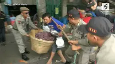 Sejumlah PKL yang berjualan di Tanah Abang berlarian saat Satpol PP melakukan razia, sebagian kabur sambil membawa barang dagangannya.
