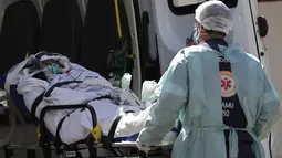 Seorang pasien yang diduga terinfeksi COVID-19 diterima di Rumah Sakit HRAN di Brasilia, Brasil, Rabu (3/3/2021). Brasil pada Selasa mencatat rekor tertinggi dengan 1.641 kematian akibat Covid-19 dalam 24 jam dan menjadi negara dengan jumlah korban tertinggi di dunia kedua. (AP Photo/Eraldo Peres)