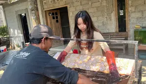 Merawat Tradisi Batik Lewat Gaya Anak Muda